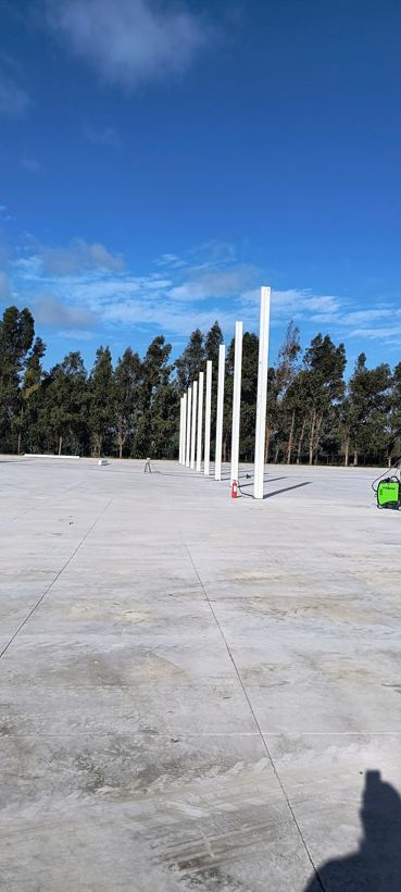 Pilares metálicos instalados sobre radier — Sociedad Agroforestal Santa María SpA