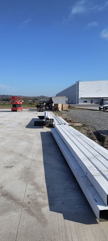 Perfiles de acero en acopio para el montaje — Sociedad Agroforestal Santa María SpA