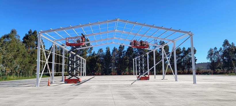 Trabajo en altura sobre estructura de techumbre — Sociedad Agroforestal Santa María SpA